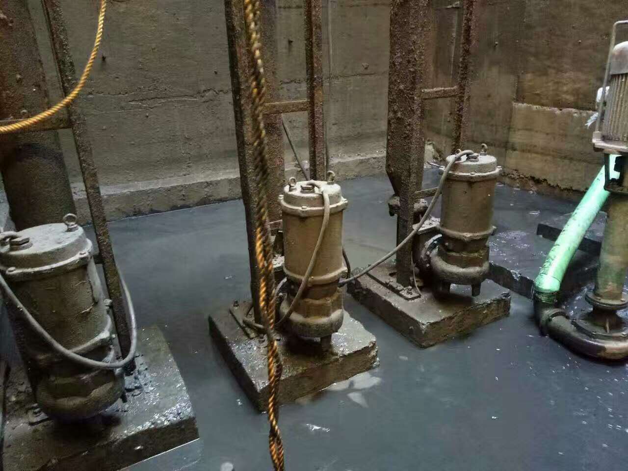 波密污水池清理