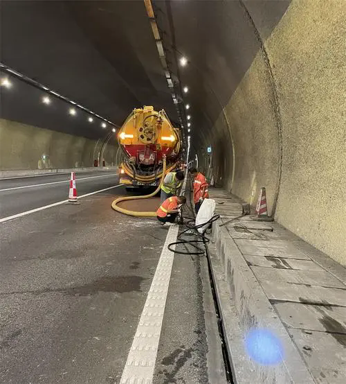 波密隧道排水渠清淤